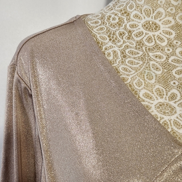 Chico's Travelers Blouse Tiered Gold Shimmer Slinky 3/4 Sleeve Stretch Size 2/12 - Picture 4 of 12